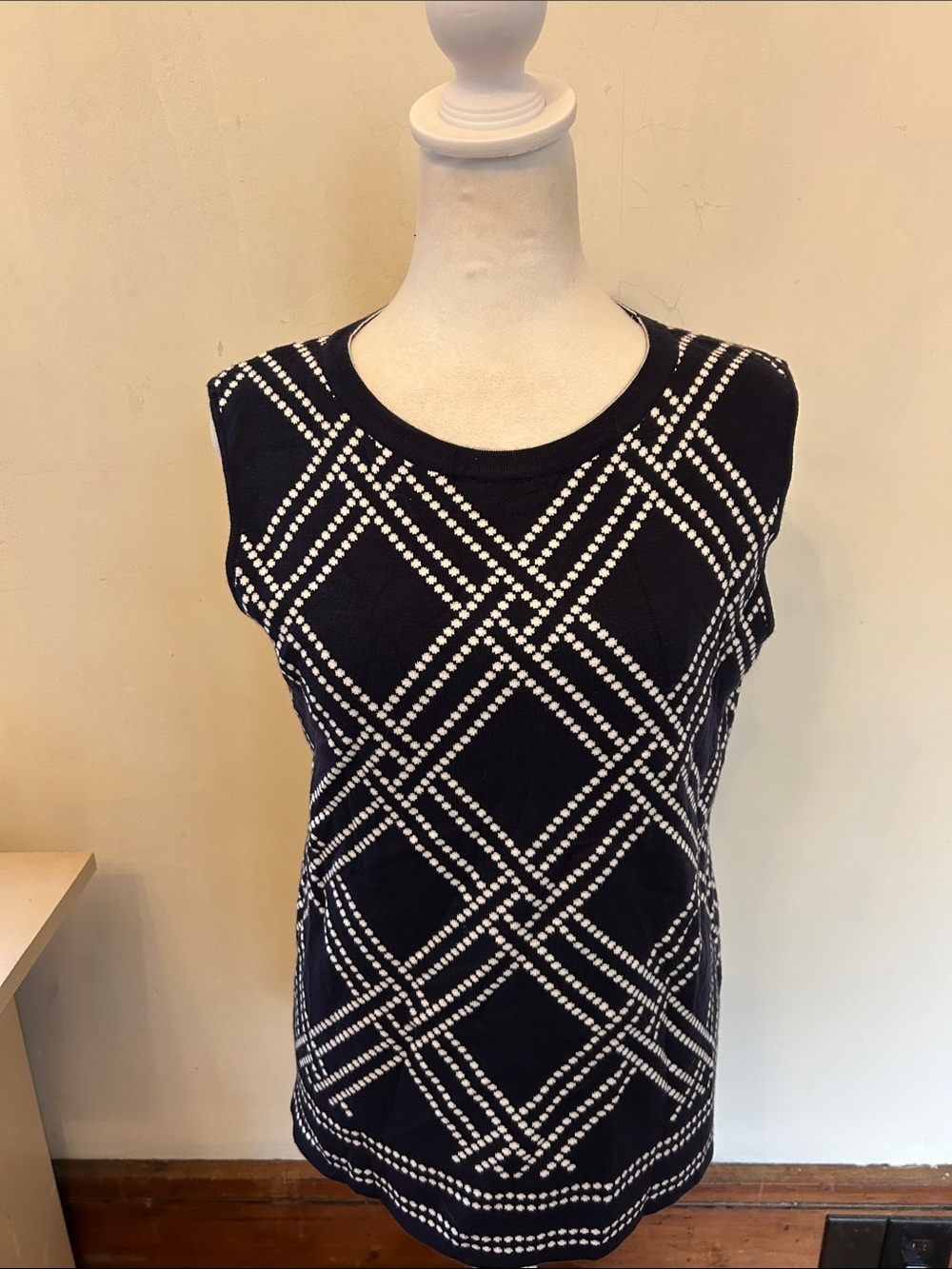 SIONI navy and White Geometric Sleeveless Sweater Size M. EUC